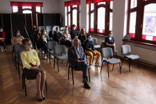 uczestnicy z opiekunami oraz wicestarosta Powiatu Gorlickiego i Dyrektorka MBP w Gorlicach