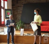 wicestarosta Powiatu Gorlickiego i Dyrektorka MBP w Gorlicach rozdają nagrody