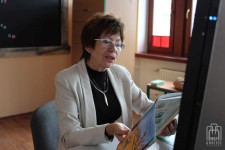 Czytanie opowiadania o jesieni przedszkolakom