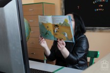 bibliotekarka Kasia czyta dzieciom