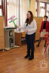 Bibliotekarka pokazuje jak wykonać kwiatka z balonu