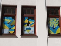 zdjęcia okien biblioteki udekorowane sercami dla Ukrainy wykonanymi przez dzieci