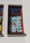 zdjęcia okien biblioteki udekorowane sercami dla Ukrainy wykonanymi przez dzieci