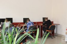 uczestnicy eliminacji rozwiązują test 