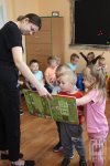 Dzieci oglądają ciekawe książki