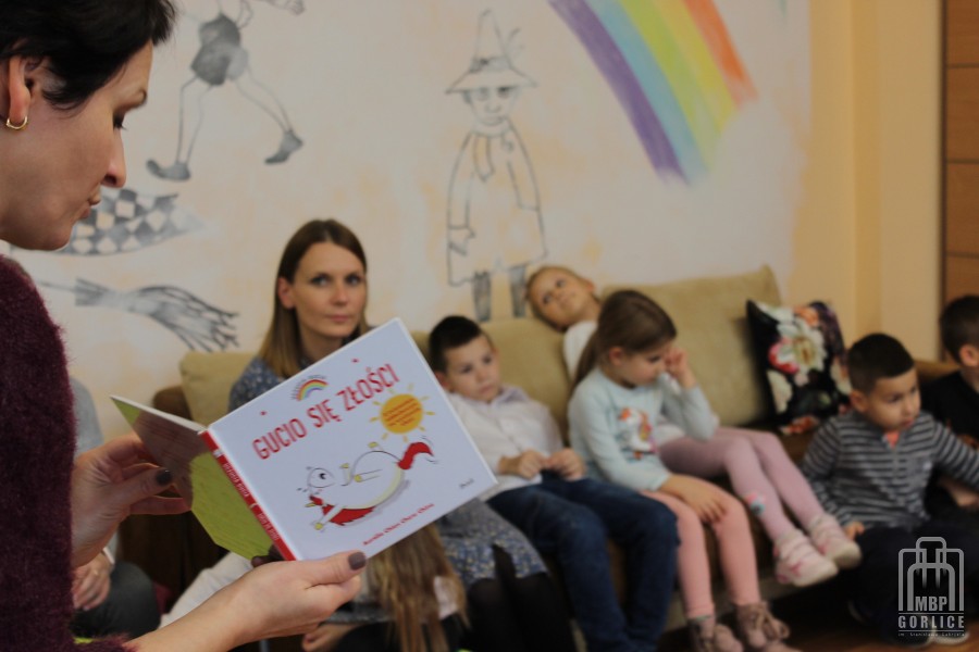 bibliotekarka czyta dzieciom książkę „ Gucio się złości”