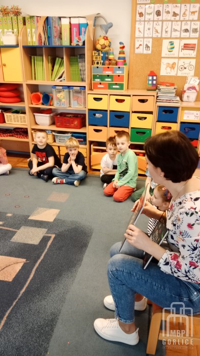 MBP Gorlice, Całą Polska czyta dzieciom Bibliotekarka czyta przedszkolaką które siedza koło niej