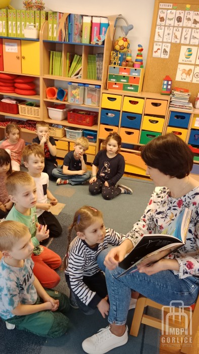 MBP Gorlice, Całą Polska czyta dzieciom Bibliotekarka czyta przedszkolaką które siedza koło niej