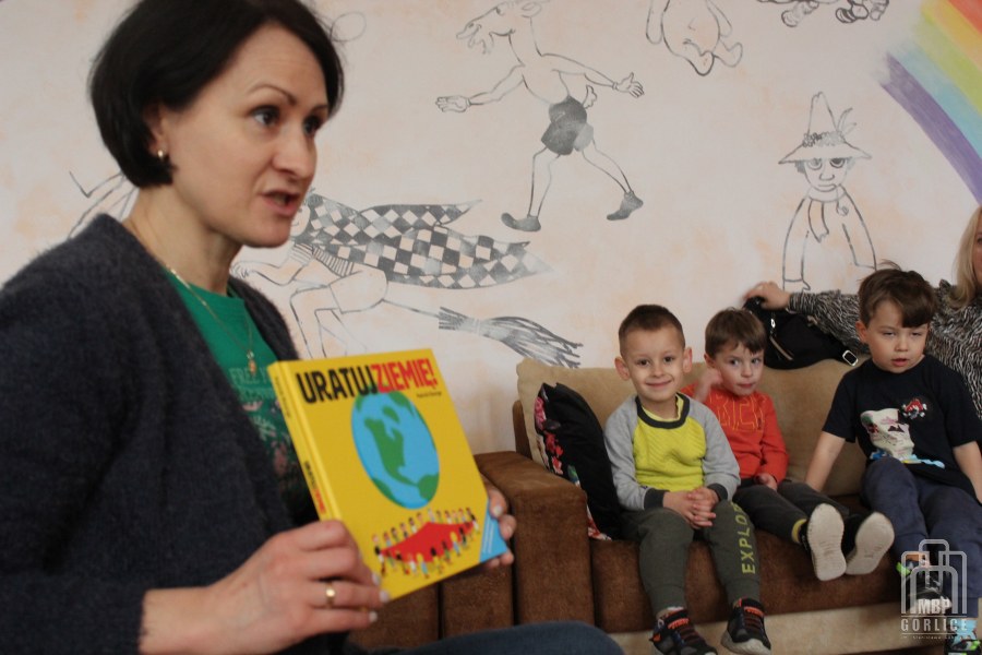 bibliotekarka czyta dzieciom książkę o ekologii