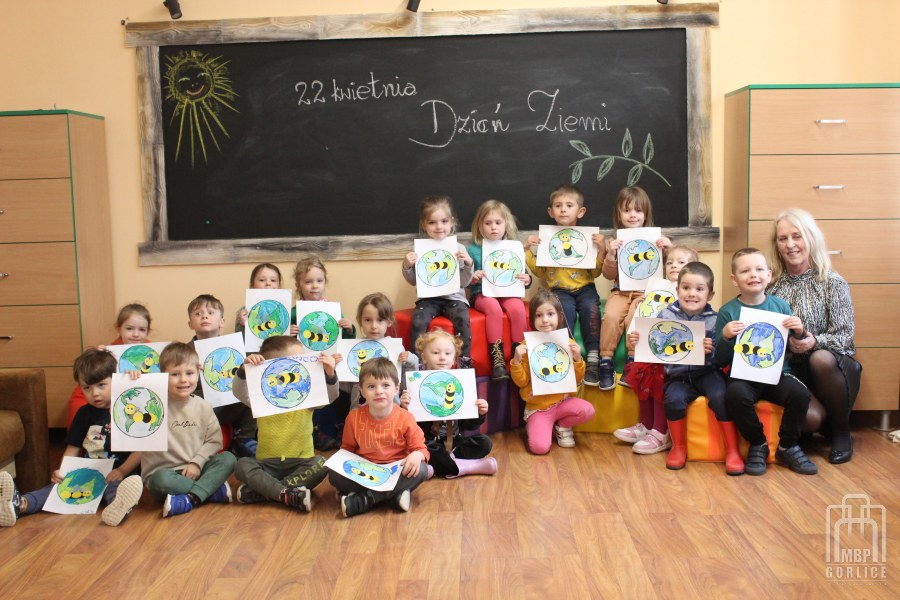 zdjęcie grupowe przedszkolaków z wykonanymi pracami