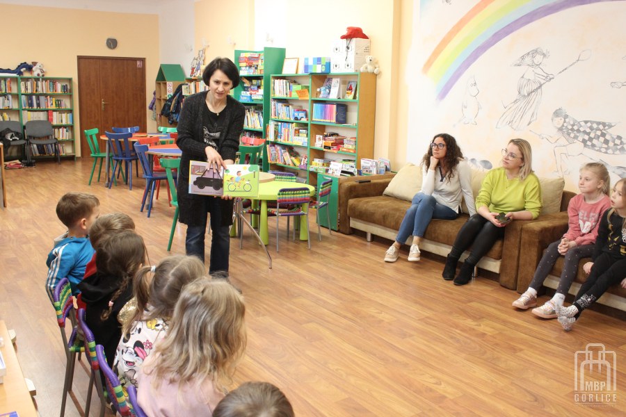 bibliotekarka czyta dzieciom książkę o ekologii