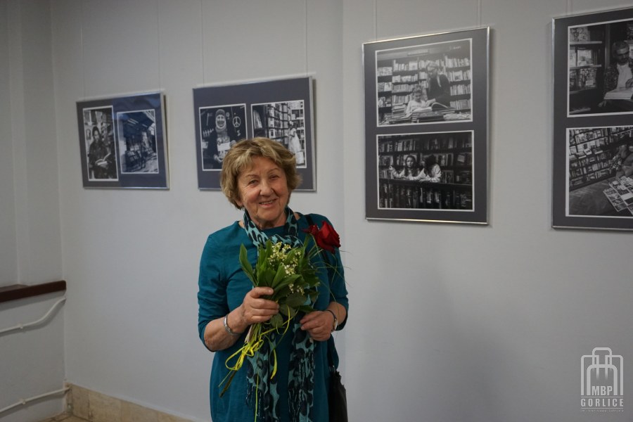 25 Barbara Gabryel-Dorrell z kwiatami przy swoich pracach