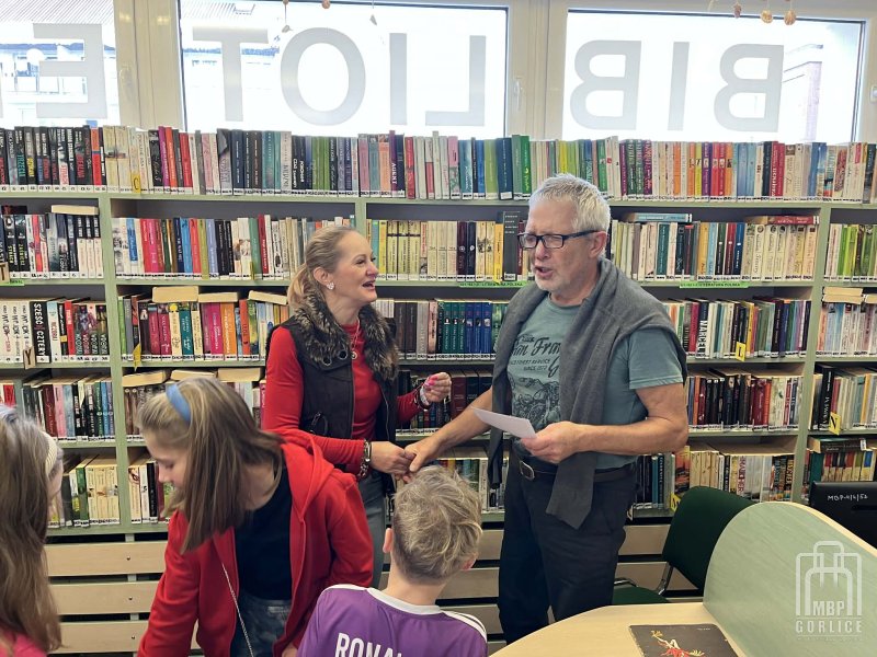 Biblioteka Gorlice, Tata też czyta bibliotekarka wręcza dyplom w podziękowaniu za czytanie