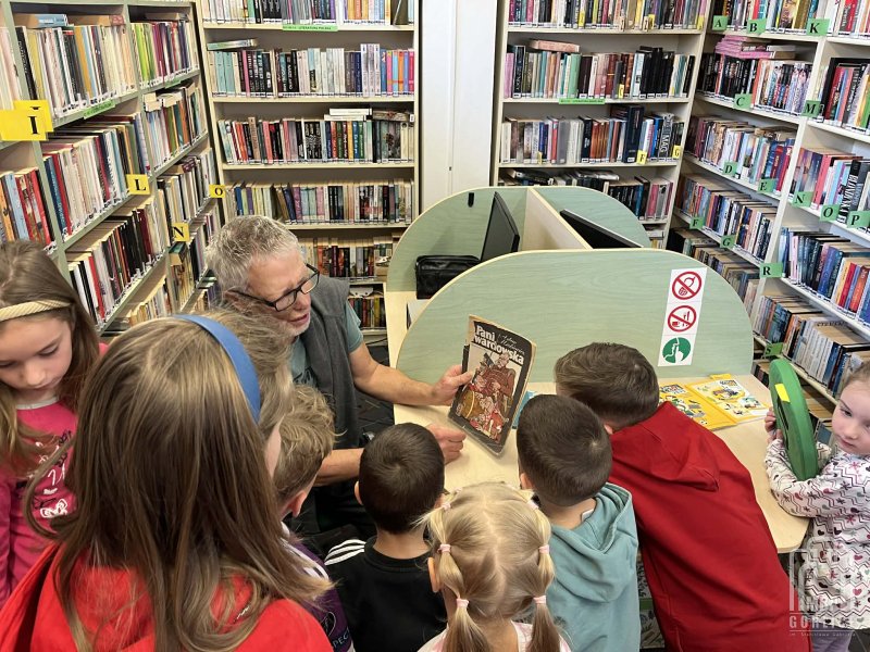 Biblioteka Gorlice, Tata też czyta dzieci zaciekawione lekturą