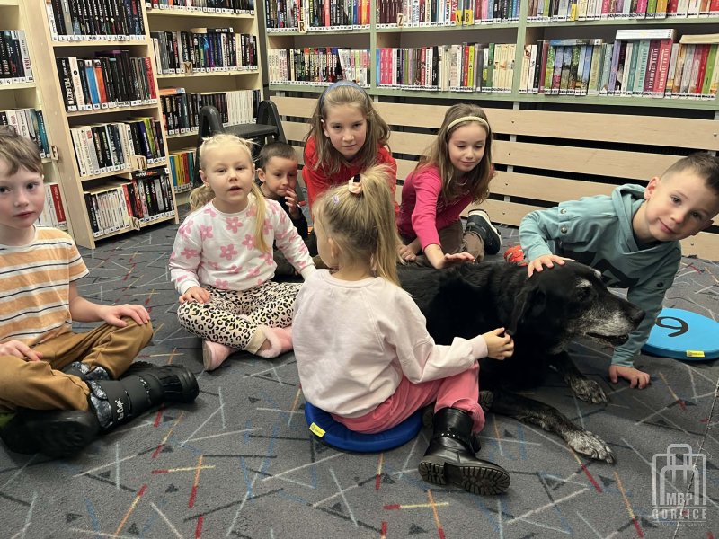 Biblioteka Gorlice, Tata też czyta dzieci z gościem specjalnym (psem)