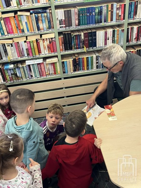 Biblioteka Gorlice, Tata też czyta Pan weterynarz pokazuje obrazki w książce