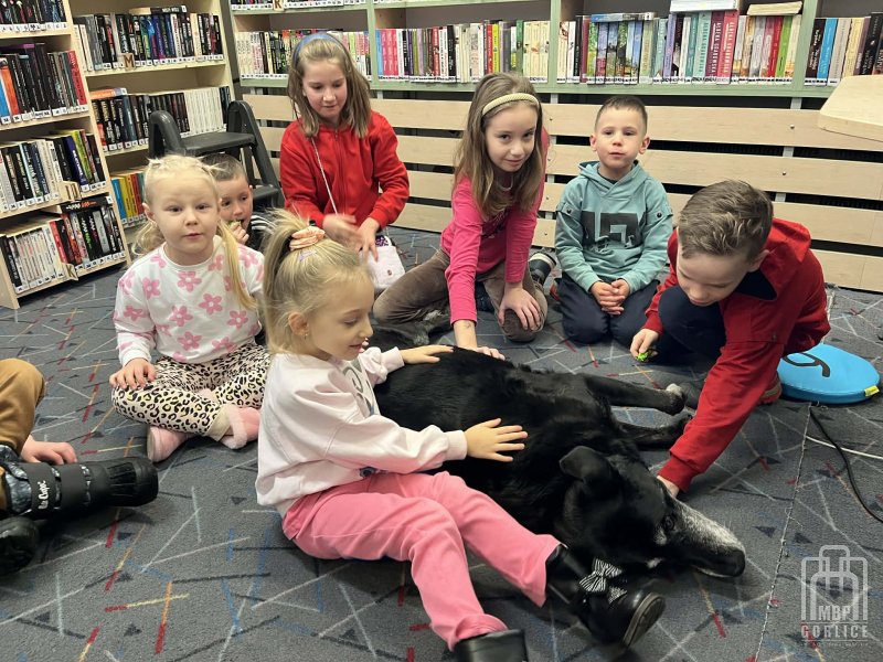 Biblioteka Gorlice, Tata też czyta dzieci z gościem specjalnym (psem)