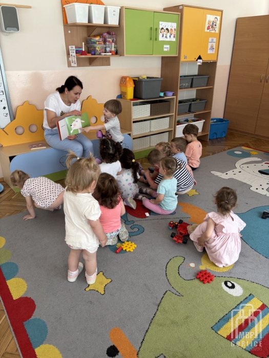 Biblioteka Gorlice, Pierwsze kroki… w świecie książek Bibliotekarka prezentuje książkę z zagadkami