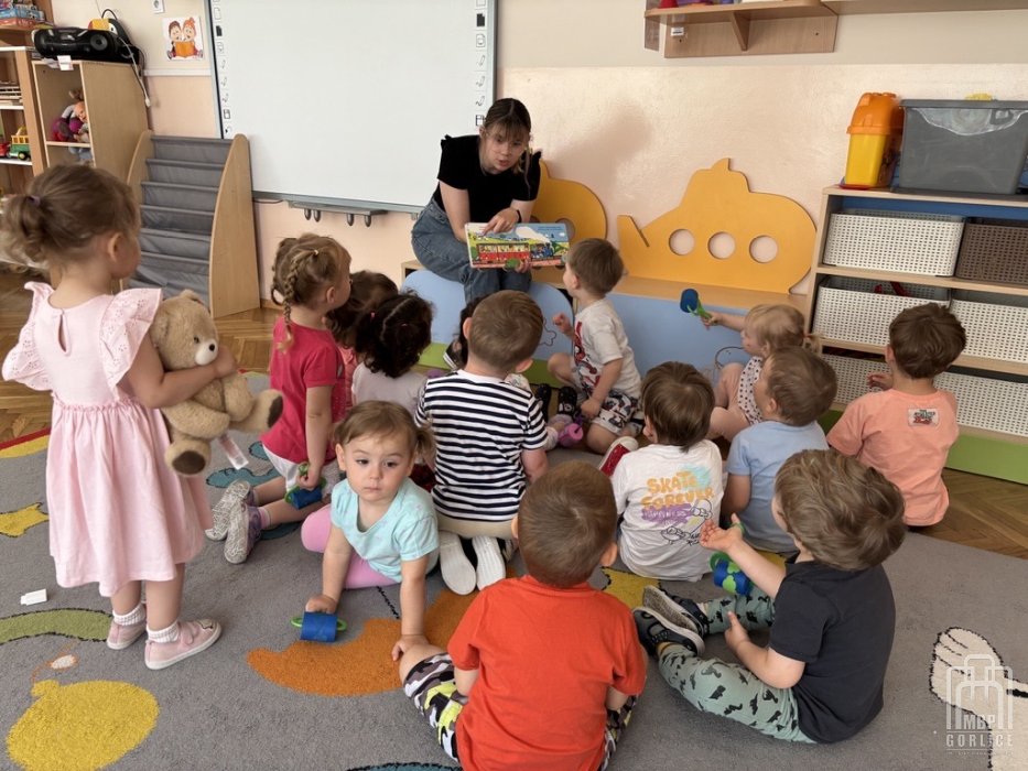 Biblioteka Gorlice, Pierwsze kroki… w świecie książek Dzieci słuchają opowiadania o Misiu Pracusiu