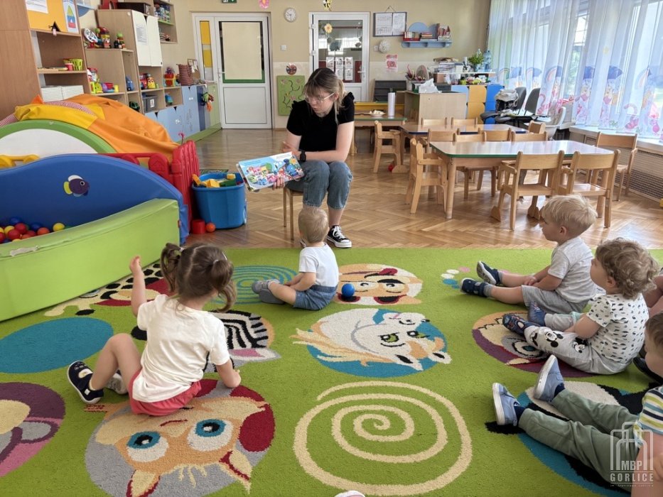 Biblioteka Gorlice, Pierwsze kroki… w świecie książek Bibliotekarka prezentuje książkę-zabawkę