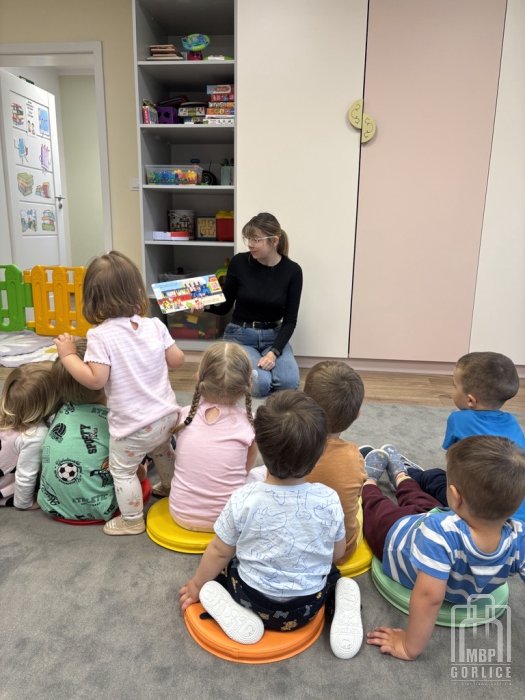 Biblioteka Gorlice, Pierwsze kroki… w świecie książek Bibliotekarka czyta książkę o Misiu Pracusiu
