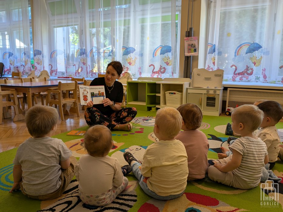 Biblioteka Gorlice, dzieci sluchają opowiadania o urodzinach Mysi
