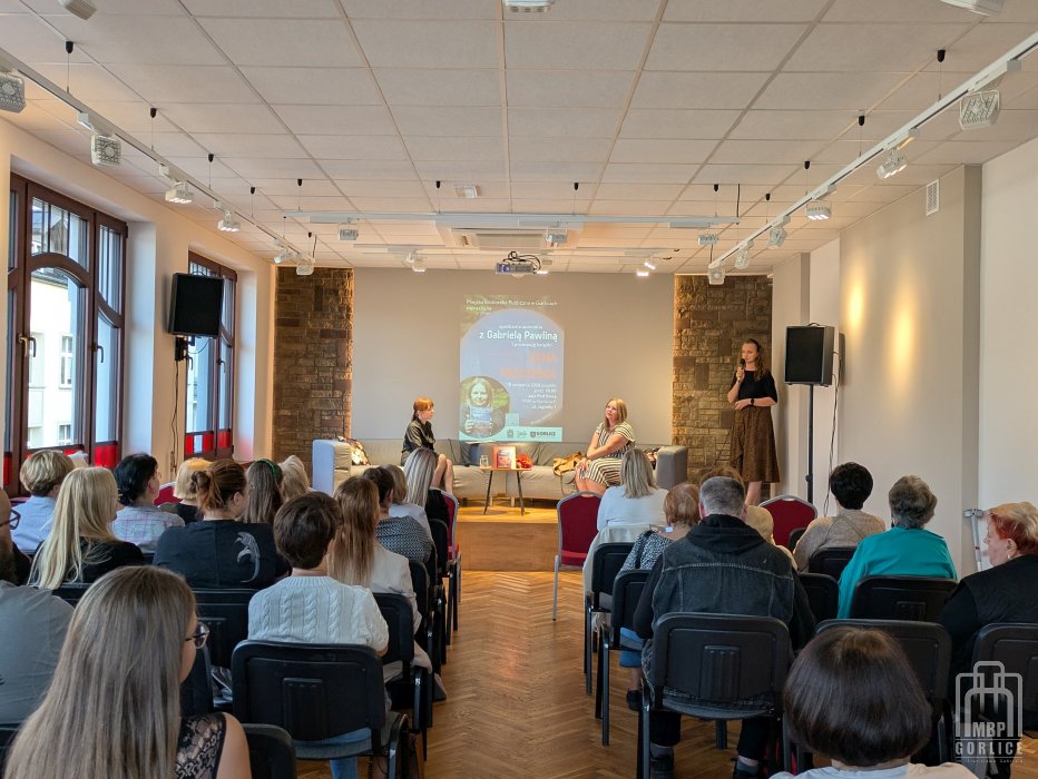 Biblioteka Gorlice, Gabriela Pawlina rozpoczęcie spotkania przez Dyrektor MBP w Gorlicach
