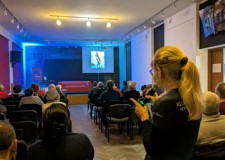 Powiększ zdjęcie Wiesława Brudniak w sali Pod Sową pośród zgromadzonych gości