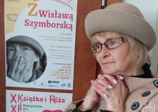 Powiększ zdjęcie Bibliotekarka Beata Sajdera pozuje do zdjęcia jako Wisława Szymborska