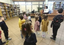 Powiększ zdjęcie Bibliotekarka czyta dzieciom