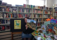 Przejdź do - Bibliotekaraka%20pokazuje%20książki%20o%20dinozaurach