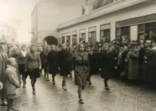 Powiększ zdjęcie Udział Żeńskiego Hufca Gorlickiego w defiladzie przed mieszkańcami miasta i żołnierzami Pułku Budziszyńskiego, który stacjonował w Gorlicach po trudach wojennych; hufiec prowadzi Maria Benisz; 22 lipca 1945 rok