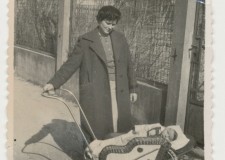 Powiększ zdjęcie Genowefa Mrozek z córką na ul. Wróblewskiego w Gorlicach (obecnie w tym miejscu mieści się szkoła muzyczna); 1959 rok