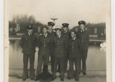 Powiększ zdjęcie Opis na odwrocie fotografii: „Pierwszy od lewej strony śp. Zbyszek Laskoś, trzeci od lewej w pierwszym rzędzie Wiktor Krzyszkowski z Marjampola”; Blackpool, 1941 rok