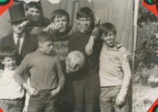 Powiększ zdjęcie Koledzy z cyrkowej areny — od lewej: Ryszard Liana (komik), Leszek Totus (perkusista), Ryszard Karp (gitarzysta), Henryk Rogulski (uniformista)