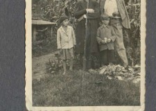 Powiększ zdjęcie Dziadek Mikołaj, Stanisław, Rózia i Michał; 1936 rok