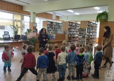 Powiększ zdjęcie Bibliotekarka wita przedszkolaków