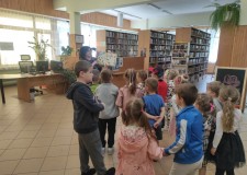 Powiększ zdjęcie Bibliotekarka czyta dzieciom