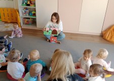 Przejdź do - Bibliotekarka%20czyta%20dzieciom%20książkę