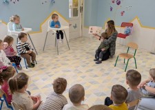 Powiększ zdjęcie Bibliotekarka%20czyta%20krótkie%20opowiadanie