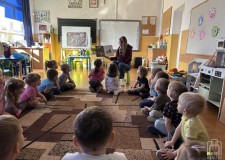 Powiększ zdjęcie Bibliotekarka czyta opowiadanie