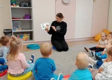 Powiększ zdjęcie Bibliotekarka czyta żłobkowiczom