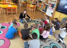 Powiększ zdjęcie Bibliotekarka opowiada o układzie słonecznm