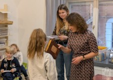 Przejdź do - Bibliotekarka%20pasuje%20uczennicę%20na%20czytelnika