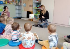 Przejdź do - Bibliotekarka%20prezentuje%20dzieciom%20interaktywną%20książkę