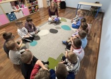 Przejdź do - Bibliotekarka%20rozmawia%20z%20Klubowiczami%20o%20Tygodniu%20Bibliotek