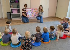 Powiększ zdjęcie Bibliotekarki otrzymały laurke od dzieci