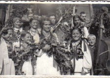 Powiększ zdjęcie Dożynki w Oderne — Jadwiga Szkrabówna druga od lewej w środkowym rzędzie; 1938 rok (ze zbiorów J. Kowalskiej)