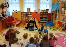 Powiększ zdjęcie Bibliotekarka czyta dzieciom