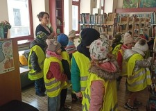 Powiększ zdjęcie Bibliotekarka opowiada o Wypożyczalni dla Dzieci i Młodzieży